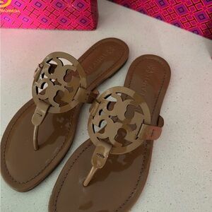NEW Tory Burch Tan Patent Leather Miller Thong Sandals, size 9